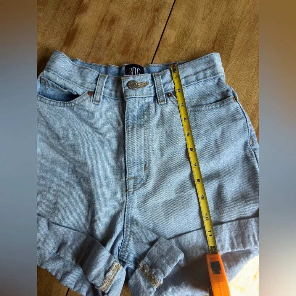 Urban Outfitters BDG Light Wash Denim Jean High Rise Short Shorts Size 24 - Picture 12 of 13